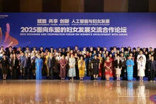 Các đại biểu tham dự Diễn đàn chụp ảnh lưu niệm trước giờ khai mạc.