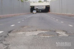 Mặt đường Nguyễn Văn Linh xuống cấp, xuất hiện nhiều sự cố về ổ voi, ổ gà, tiềm ẩn nguy cơ tai nạn cho người tham gia giao thông.