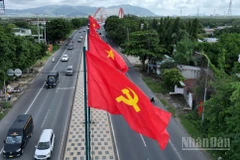 Thành phố Hồ Chí Minh những ngày này rực rỡ cờ hoa, biểu ngữ. Sắc đỏ thiêng liêng của cờ Tổ quốc tung bay trong gió, không chỉ làm bừng sáng diện mạo “siêu đô thị”, mà còn thắp lên trong lòng mỗi người dân niềm tự hào của dân tộc.