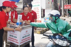 Người dân phát huy truyền thống ''lá lành đùm lá rách, thương người như thể thương thân" sau lễ phát động Hội chữ thập đỏ Thành phố Hồ Chí Minh kêu gọi.
