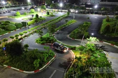 Đông đảo thí sinh miệt mài chờ thi sát hạch lái xe xuyên đêm tại Trung tâm Sát hạch lái xe Miền Đông, phường Long Bình,Thành phố Hồ Chí Minh.
