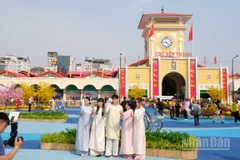 Chợ Bến Thành với họa tiết sóng nước đã mở cửa, thu hút đông đảo người dân Thành phố Hồ Chí Minh đến tham quan, chụp ảnh.