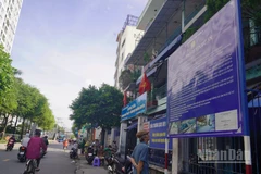 Người dân bàn giao mặt bằng để triển khai dự án cầu đường Nguyễn Khoái, công trình hơn 3.700 tỷ đồng nhằm mở rộng kết nối khu nam Thành phố Hồ Chí Minh và giảm ùn tắc kéo dài nhiều năm qua.