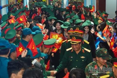 Tối 4/6, tại Ga Sài Gòn, Quận 3, Thành phố Hồ Chí Minh, Bộ Tư lệnh Quân khu 7 tổ chức lễ tiễn đoàn cán bộ, chiến sĩ lên đường ra Hà Nội tham gia nhiệm vụ diễu binh, diễu hành A80.