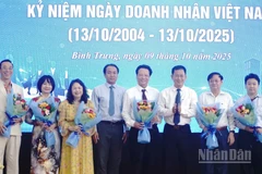 Bí thư phường Bình Trưng trao Giấy khen các doanh nghiệp tiêu biểu. 