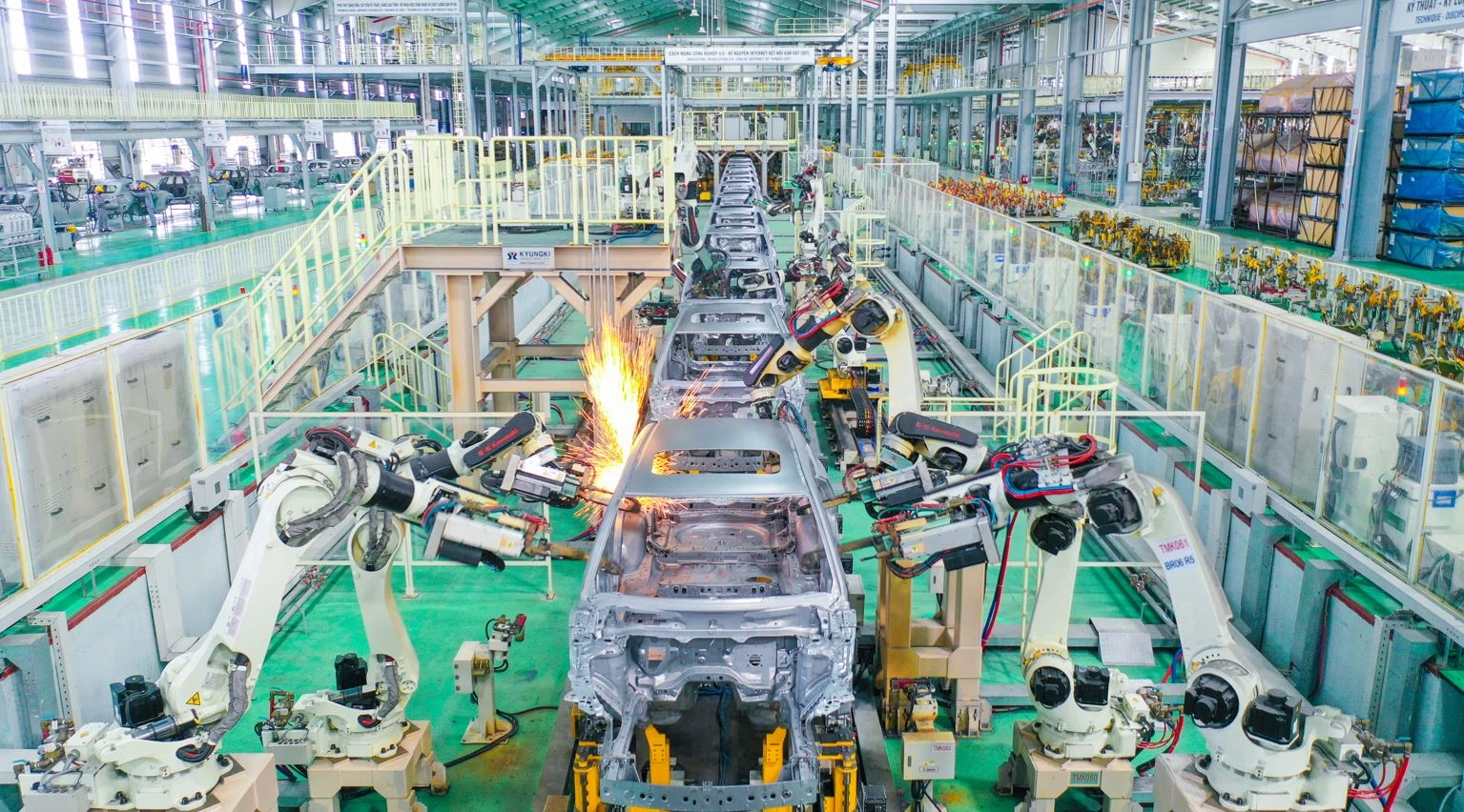 Dây chuyền hàn tự động bằng rô bốt tại Nhà máy Thaco Mazda, Khu công nghiệp Thaco Chu Lai (Quảng Nam)