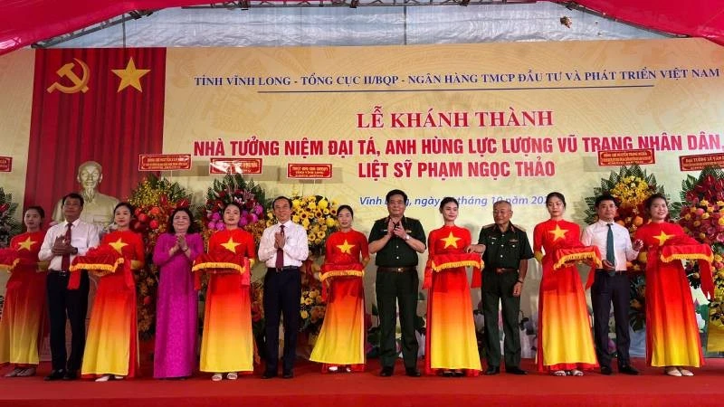 Đại biểu tham dự buổi lễ thực hiện nghi thức cắt băng khánh thành công trình. (Ảnh: HOÀNG TRUNG)