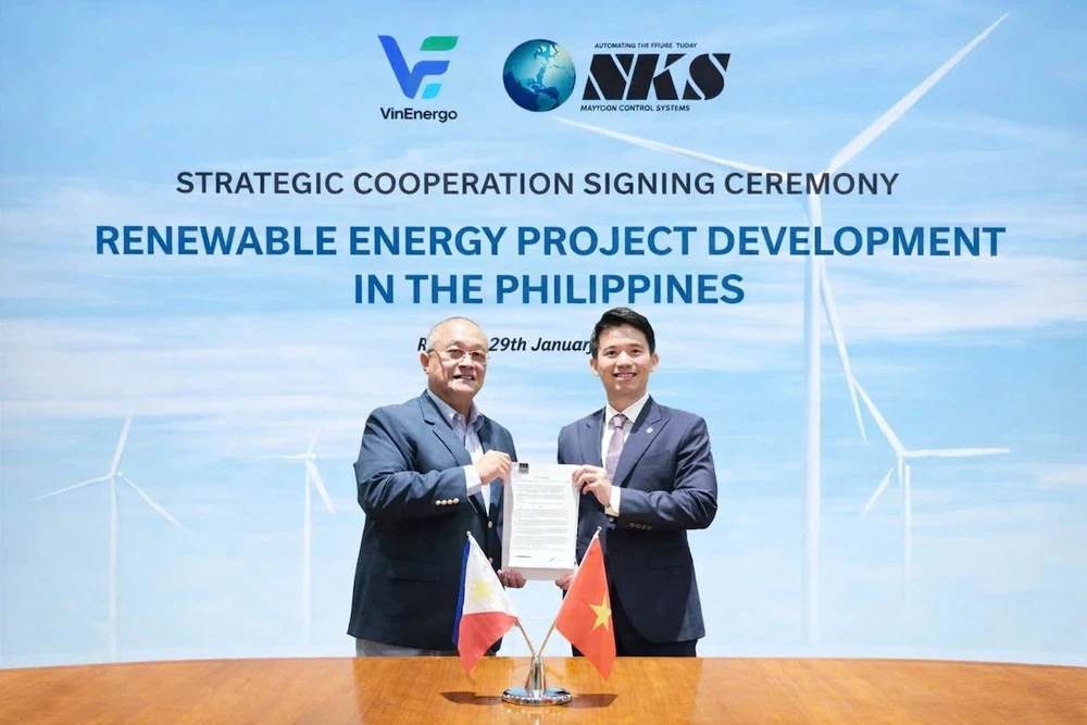 Ông Andre Pablo G. Fausto, Chủ tịch NKS Renewables (trái) và ông Nguyễn Anh Khoa, Tổng Giám đốc VinEnergo (phải) tại buổi lễ ký kết hợp tác giữa hai bên.