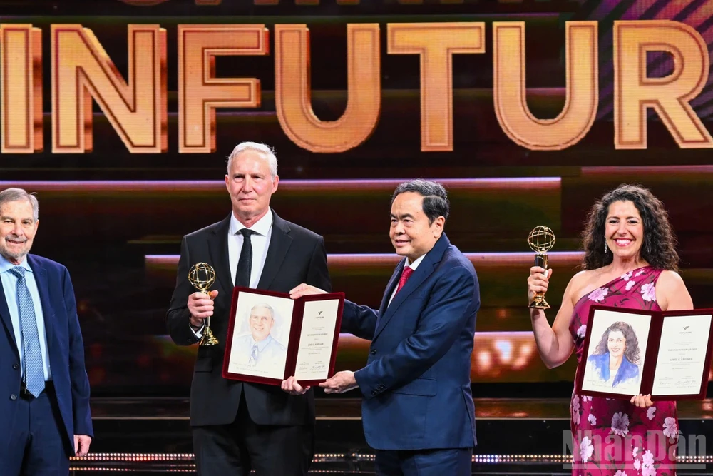 Chủ tịch Quốc hội Trần Thanh Mẫn trao giải thưởng Chính VinFuture 2025 cho các nhà khoa học. Ảnh: THÀNH ĐẠT