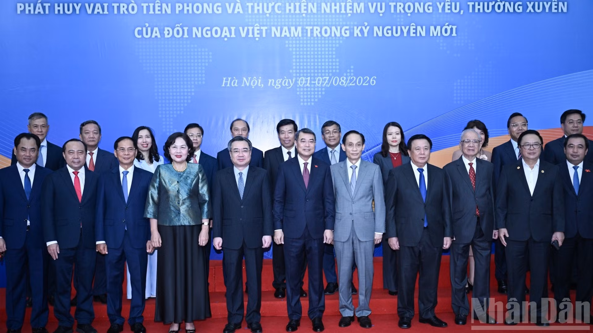 Thủ tướng Chính phủ Lê Minh Hưng chụp ảnh chung cùng các đồng chí lãnh đạo, đại biểu tham dự phiên toàn thể.