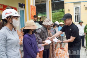 Đại diện Công ty Cổ phần Địa ốc First Real trao tặng quà cho các hộ gia đình có hoàn cảnh khó khăn chịu thiệt hại nặng nề do đợt mưa lũ vừa qua.