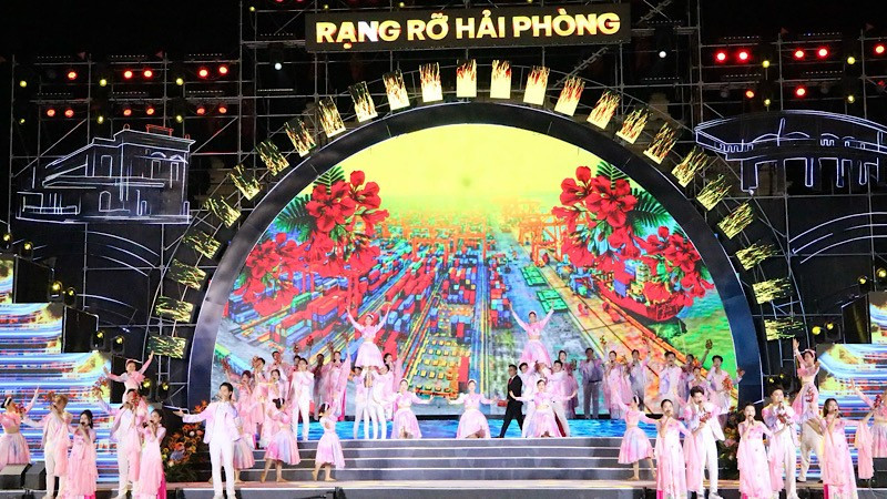 Tiết mục văn nghệ tại điểm cầu Quảng trường Nhà hát thành phố Hải Phòng. img-2025-06-30-234320.jpg