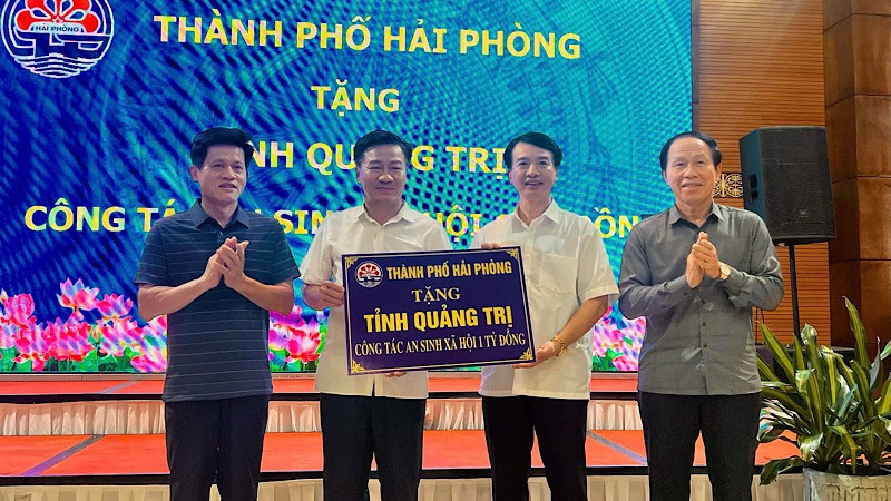 Thành phố Hải Phòng trao tặng tỉnh Quảng Trị số tiền 1 tỷ đồng. qt-2.jpg