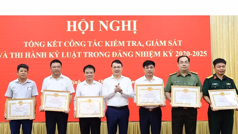 Đồng chí Đặng Khánh Toàn, Bí thư Tỉnh ủy Nam Định trao Bằng khen cho 7 tập thể tiêu biểu.