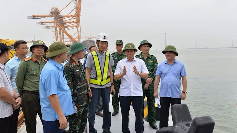 Đồng chí Lê Tiến Châu, Ủy viên Trung ương Đảng, Bí thư Thành ủy, Trưởng Đoàn đại biểu Quốc hội thành phố Hải Phòng kiểm tra công tác phòng, chống bão số 3 tại Đặc khu Cát Hải (Hải Phòng). (Ảnh: PHAN TUẤN)
