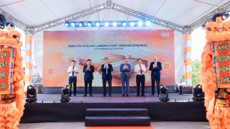 Các đại biểu thực hiện nghi thức khai trương Phòng thử nghiệm SGS Hải Phòng tại Khu công nghiệp Nam Cầu Kiền (Hải Phòng). 