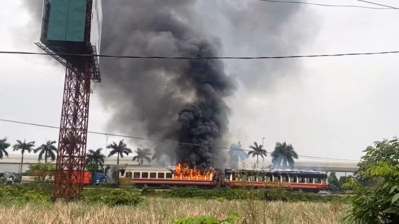 Hình ảnh toa tàu bốc cháy.