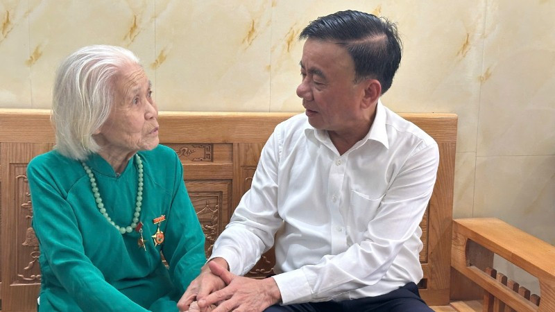 Đồng chí Trần Cẩm Tú thăm Bà Mẹ Việt Nam Anh hùng Trần Thị Cải. img-5994-1319.jpg