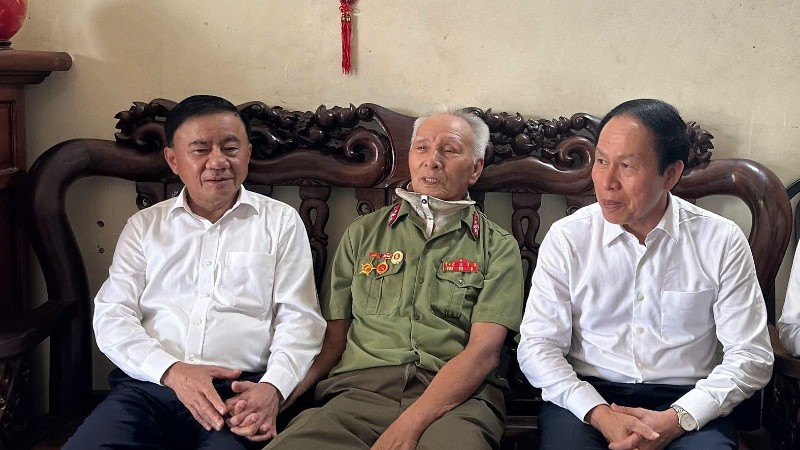 Đồng chí Trần Cẩm Tú thăm ông Phạm Huy Hồng, thương binh hạng 1/4. img-5996-8354.jpg