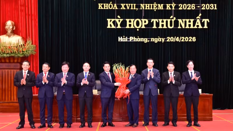 Đồng chí Lê Ngọc Châu, Ủy viên Trung ương Đảng, Bí thư Thành ủy, Trưởng Đoàn đại biểu Quốc hội thành phố Hải Phòng chúc mừng các đồng chí được bầu giữ các chức danh của Hội đồng nhân dân thành phố Hải Phòng khóa XVII, nhiệm kỳ 2026-2031. 
