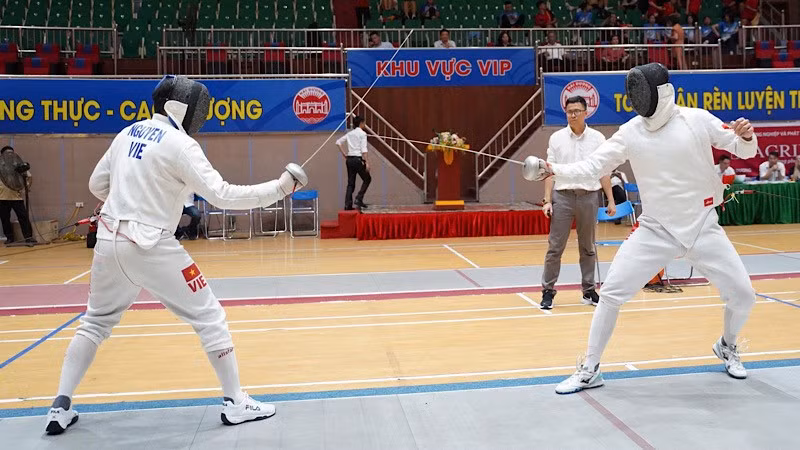 Trận chung kết nội dung nam kiếm ba cạnh giữa vận động viên Nguyễn Phước Đến và Nguyễn Tiến Nhật cùng của đoàn thành phố Hồ Chí Minh.