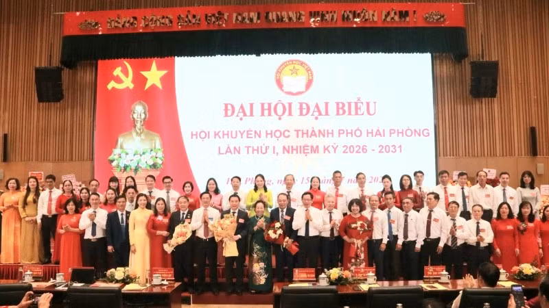 Ban Chấp hành Hội Khuyến học thành phố Hải Phòng khóa I ra mắt tại Đại hội.