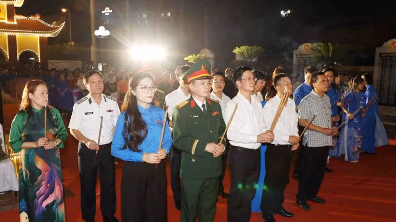 Các đại biểu dâng hương tri ân các anh hùng liệt sĩ. (Ảnh: TRUNG KIÊN)