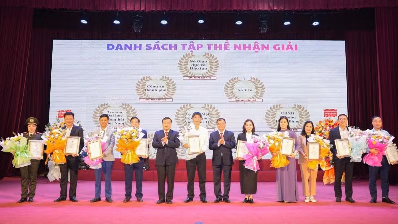 Ban tổ chức Cuộc thi “Tìm hiểu pháp luật trực tuyến năm 2025” trên địa bàn thành phố Hải Phòng trao giấy chứng nhận cho các tập thể xuất sắc nhất cuộc thi.