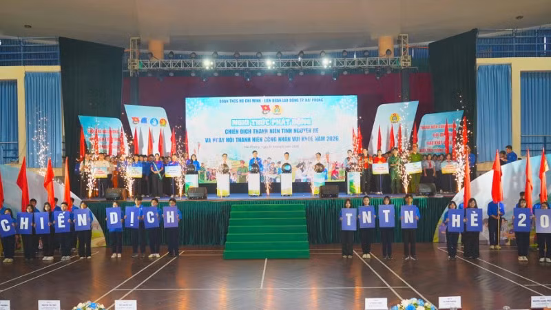 Các đại biểu thực hiện nghi thức Lễ ra quân Chiến dịch thanh niên tình nguyện hè và Ngày hội thanh niên công nhân vui khỏe năm 2026.