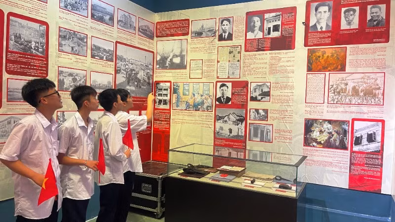 Học sinh thành phố Hải Phòng tham quan phòng trưng bày chuyên đề “Dấu ấn mùa thu lịch sử” tại Bảo thành Hải Phòng.