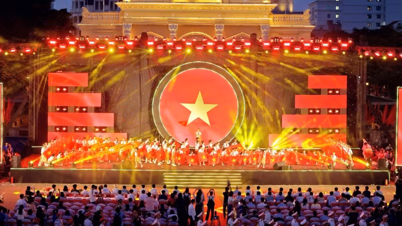 Chương trình khai mạc chuỗi hoạt động văn hóa tại dải vườn hoa trung tâm thành phố Hải Phòng.