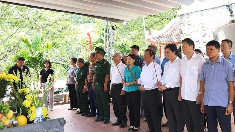 Đoàn công tác thành phố Hải Phòng viếng anh linh các Anh hùng liệt sĩ tại Nghĩa trang Liệt sĩ quốc gia Vị Xuyên. a-hieu-t-quang-9093.jpg