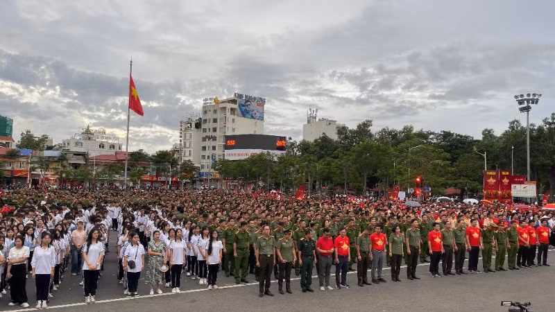 Hàng nghìn người ở thành phố Hải Phòng tham gia sự kiện.