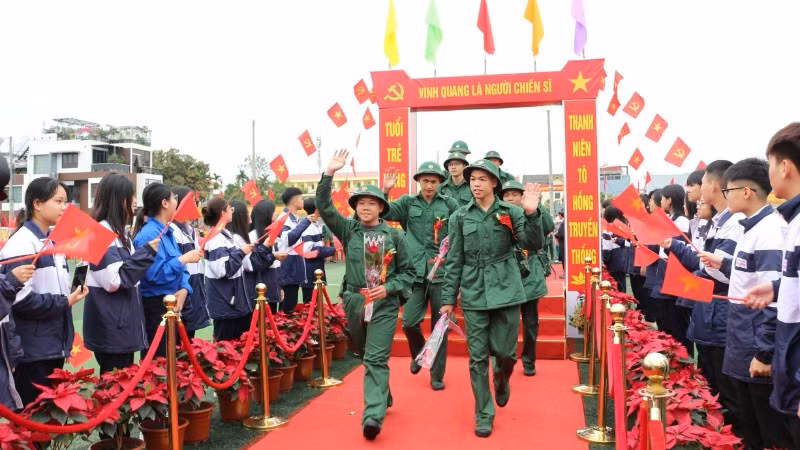 Thanh niên Hải Phòng hăng hái lên đường nhập ngũ. (Ảnh: ĐÀM THANH)