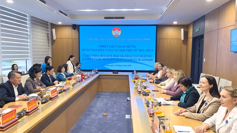 Đồng chí Phạm Văn Lập, Phó Bí thư Thành ủy, Chủ tịch Ủy ban Mặt trận Tổ quốc Việt Nam thành phố Hải Phòng trao đổi với Đoàn đại biểu cấp cao Hội Phụ nữ Cộng hòa Belarus.