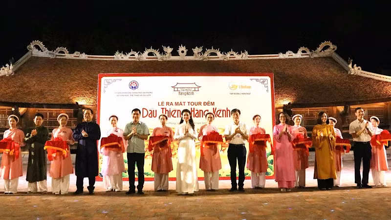 Các đại biểu thực hiện nghi thức ra mắt Tour đêm “Dấu thiêng Hàng Kênh”.