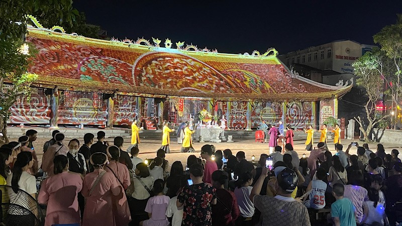 Trình diễn 3D mapping “Sóng Bạch Đằng Hào khí Ngô Quyền” thu hút đông đảo người dân và du khách. img-2025-06-28-202251.jpg