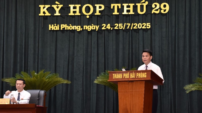 Chủ tịch Ủy ban nhân dân thành phố Hải Phòng Lê Ngọc Châu báo cáo tình hình kinh tế-xã hội của thành phố tại kỳ họp. (Ảnh: XUÂN TRƯỜNG) chau-ct-1505.jpg