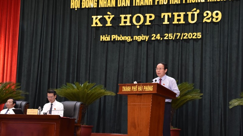 Đồng chí Lê Tiến Châu, Ủy viên Trung ương Đảng, Bí thư Thành ủy Hải Phòng phát biểu tại kỳ họp. (Ảnh: XUÂN TRƯỜNG) chau-4796.jpg