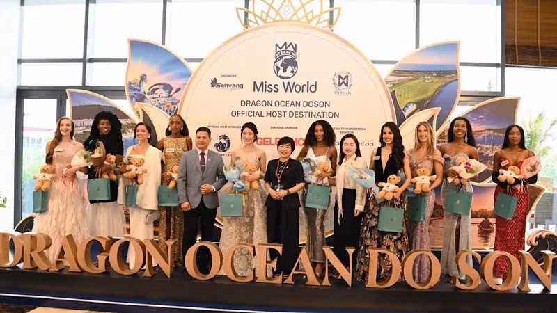 Các thí sinh Miss World - Hoa hậu thế giới 2026 trong buổi họp báo công bố thí sinh tại Khu Du lịch Quốc tế Đồi Rồng - Dragon Ocean Đồ Sơn (Hải Phòng). (Ảnh: AN NINH)