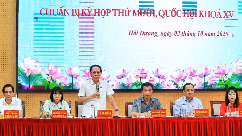 Đồng chí Lê Tiến Châu, Ủy viên Trung ương Đảng, Bí thư Thành ủy, Trưởng Đoàn đại biểu Quốc hội thành phố Hải Phòng tiếp xúc cử tri 13 xã, phường phía tây thành phố.