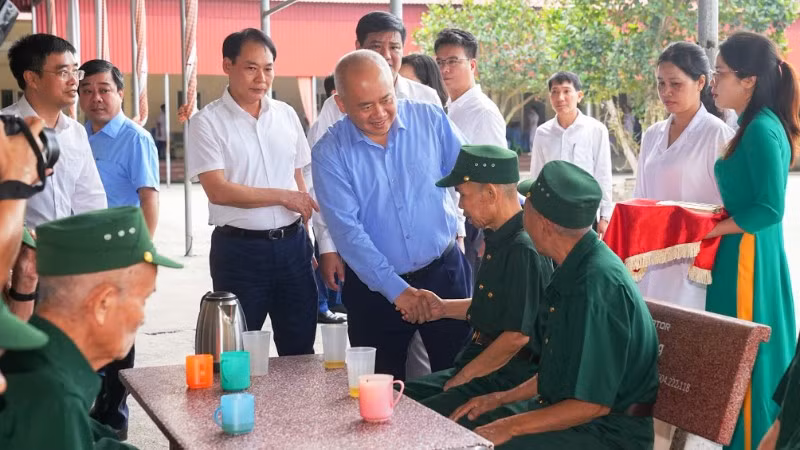 Chủ tịch Ủy ban nhân dân thành phố Hải Phòng Đỗ Thành Trung thăm hỏi và trao quà của Tổng Bí thư, Chủ tịch nước tới thương, bệnh binh đang điều dưỡng tại Trung tâm. (Ảnh: ĐÀM THANH)