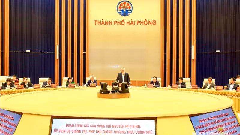 Quang cảnh buổi làm việc của Phó Thủ tướng Thường trực Chính phủ Nguyễn Hòa Bình cùng đoàn công tác của Chính phủ với lãnh đạo thành phố Hải Phòng. (Ảnh: DUY THÍNH)