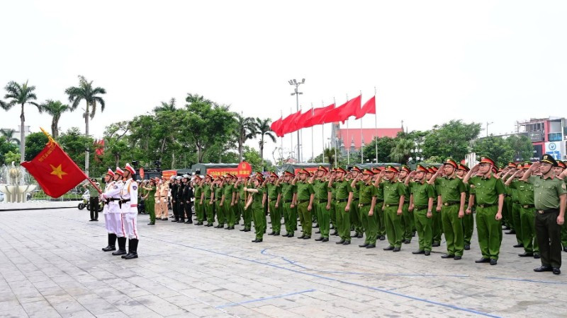 Lực lượng tham gia Lễ ra quân.
