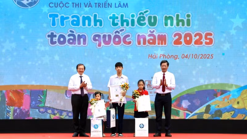 Thứ trưởng Văn hóa, Thể thao và Du lịch Tạ Quang Đông và Phó Chủ tịch Thường trực Ủy ban nhân dân thành phố Hải Phòng Lê Anh Quân trao giải nhất cho các tác giả nhỏ tuổi.