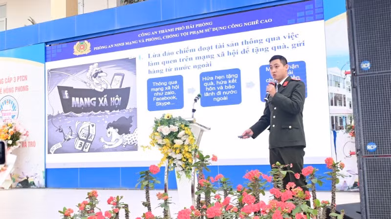 Cán bộ Phòng An ninh mạng và phòng, chống tội phạm sử dụng công nghệ cao Công an Thành phố Hải Phòng tuyên truyền phòng chống tội phạm trên không gian mạng. (Ảnh Công an Thành phố Hải Phòng)