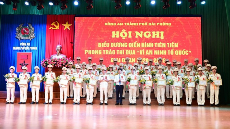 Các điển hình tiên tiến phong trào thi đua “Vì an ninh Tổ quốc” và phong trào “Toàn dân bảo vệ an ninh Tổ quốc” giai đoạn 2020-2025 được khen thưởng. (Ảnh: Công an Hải Phòng)