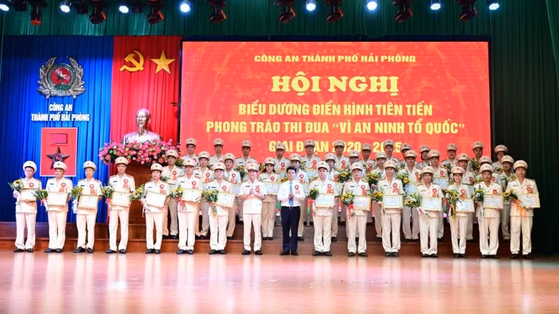 Các điển hình tiên tiến phong trào thi đua “Vì an ninh Tổ quốc” và phong trào “Toàn dân bảo vệ an ninh Tổ quốc” giai đoạn 2020-2025 được khen thưởng. (Ảnh: Công an Hải Phòng)