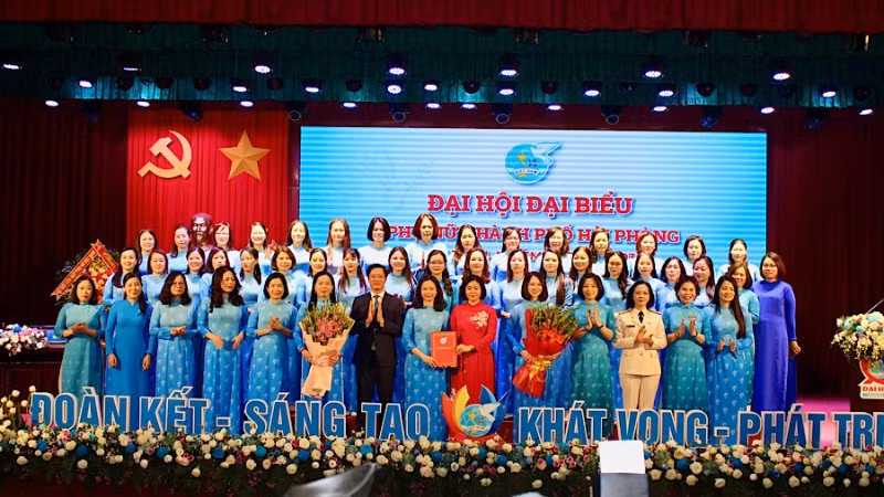 Chủ tịch Hội Liên hiệp Phụ nữ Việt Nam Nguyễn Thị Tuyến và lãnh đạo thành phố Hải Phòng trao Quyết định, tặng hoa chúc mừng Ban Chấp hành Hội Liên hiệp Phụ nữ thành phố Hải Phòng khóa I, nhiệm kỳ 2025-2030.