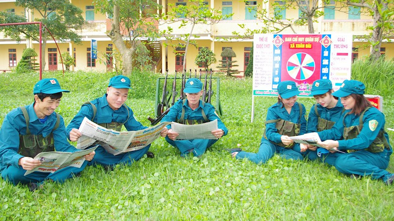 Cập nhật thông tin trong thời gian giải lao giữa giờ huấn luyện của lực lượng dân quân tự vệ huyện Xuân Trường, tỉnh Nam Định. img-2025-06-18-150741.jpg
